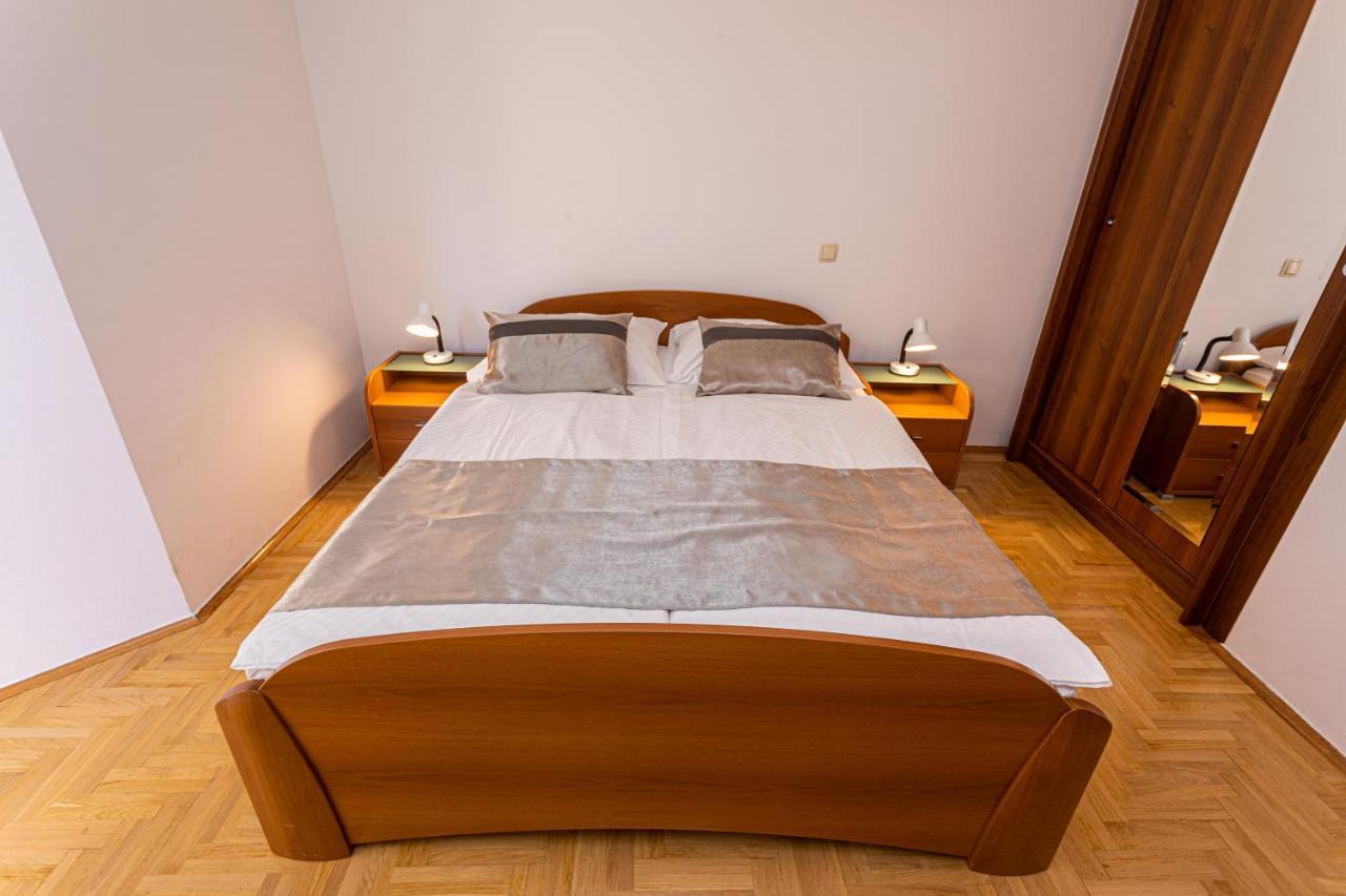 Apartments Crnekovic I Zarok Baska  Exterior photo
