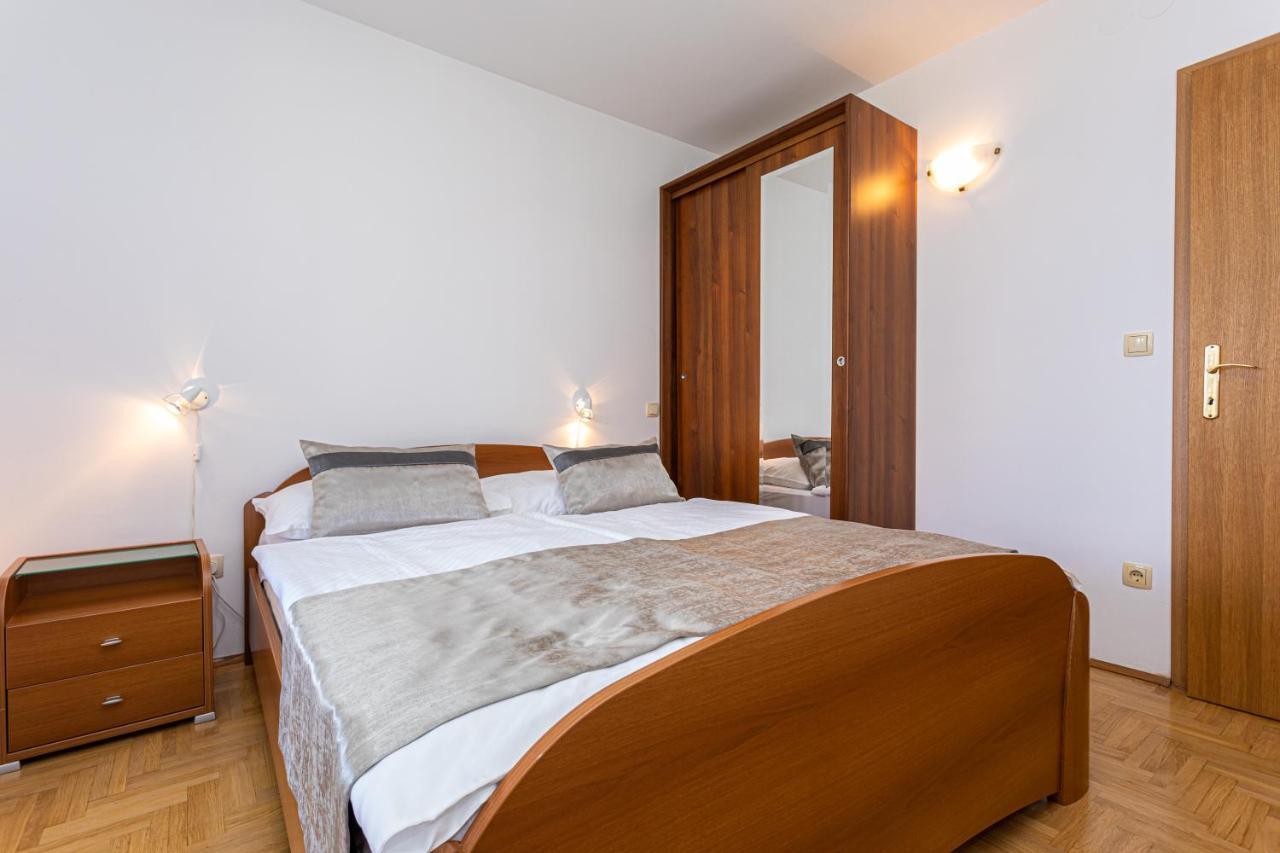 Apartments Crnekovic I Zarok Baska  Exterior photo