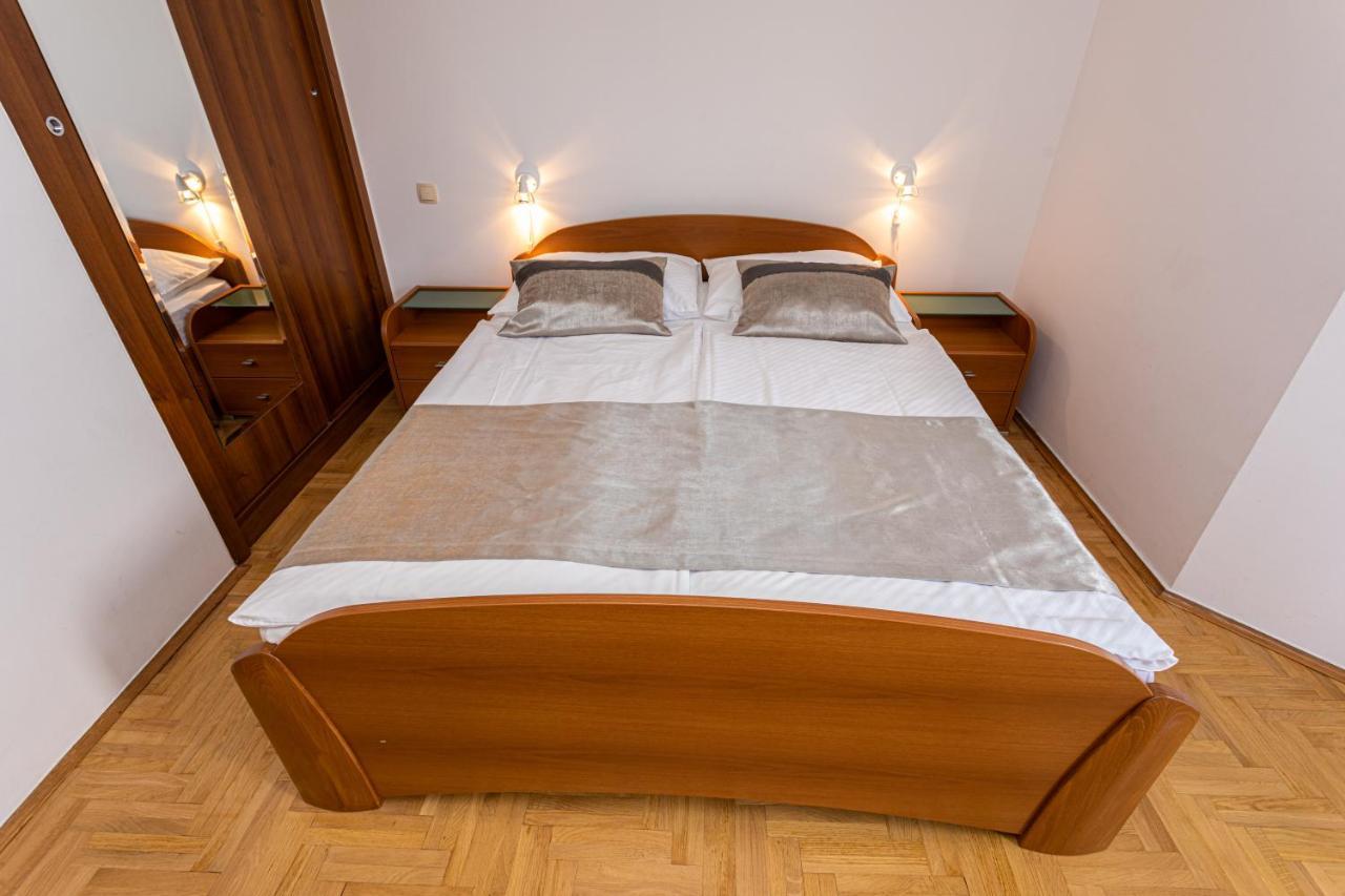 Apartments Crnekovic I Zarok Baska  Exterior photo