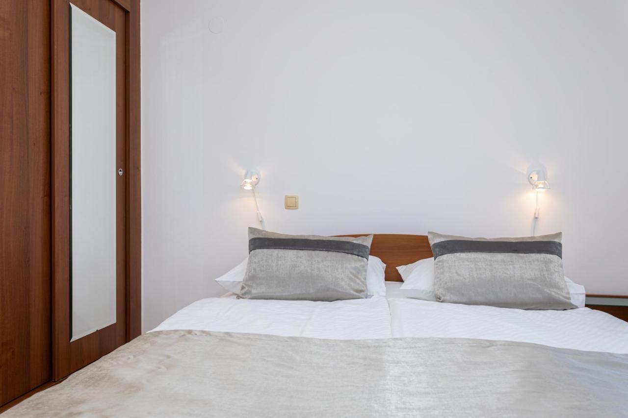 Apartments Crnekovic I Zarok Baska  Exterior photo